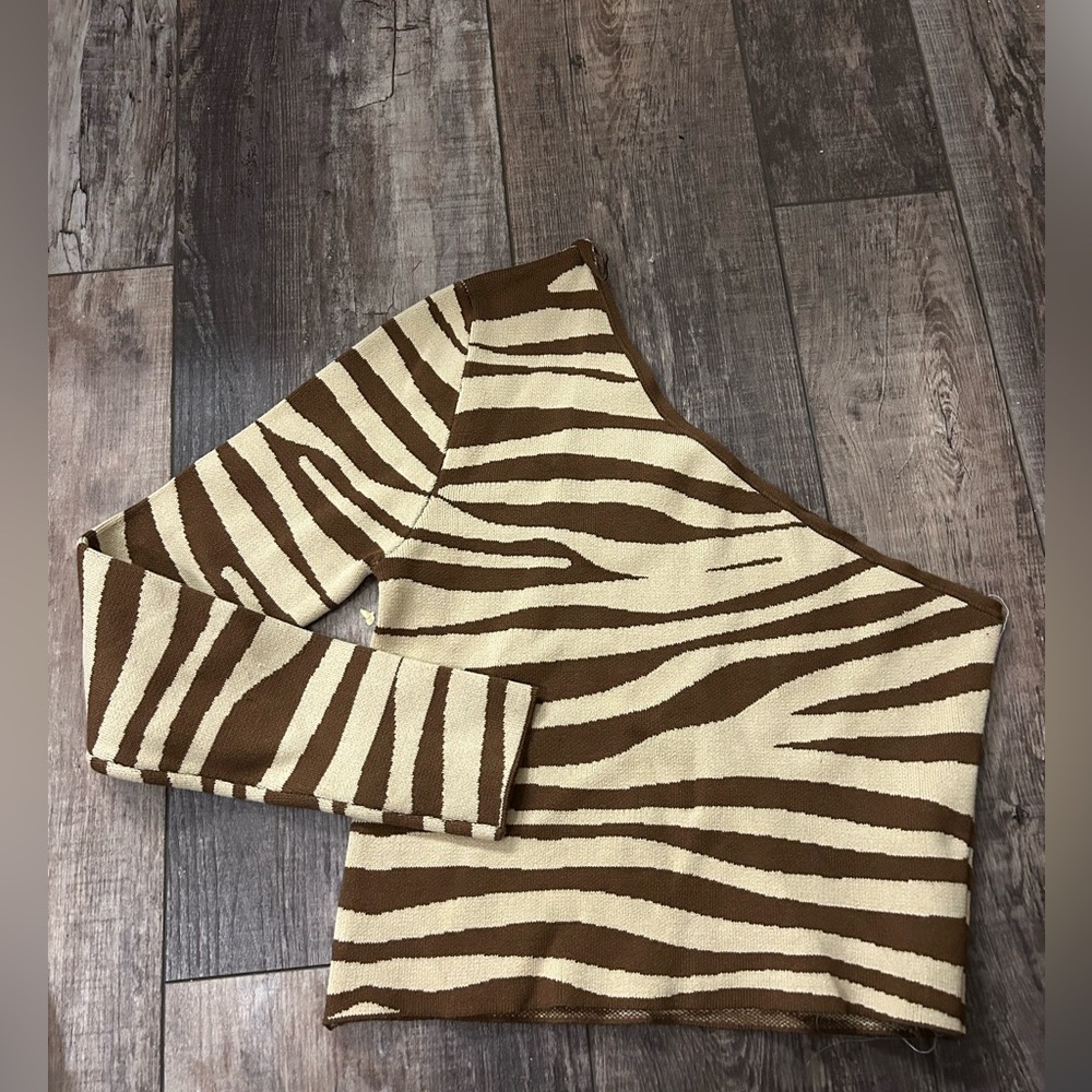 Pull & bear off the shoulder zebra top